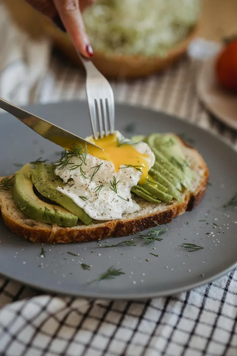 Imagen del artículo: Tostadas de Aguacate con Huevo Pochado y Sésamo 🍞🥑